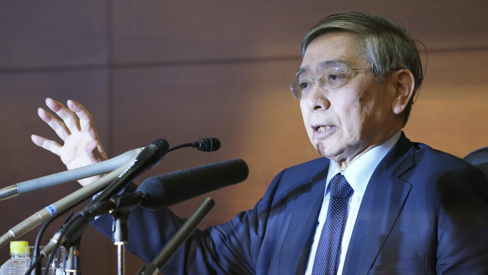 WA 13 archív Tokio - Na archívnej snímke zo 16. marca 2020 guvernér japonskej centrálnej banky (Bank of Japan, BoJ) Haruhiko Kuroda počas tlačovej konferencie v Tokiu. Japonská centrálna banka zvýšila svoj program stimulov, už druhý mesiac po sebe, aby podporila ekonomiku v čase pandémie nového koronavírusu v pondelok 27. apríla 2020. Zároveň ponechala kľúčový úrok nezmenený, ale znížila odhad rastu hospodárstva. Menový výbor BoJ sa v pondelok jednomyseľne rozhodol zvýšiť strop pre nákup štá