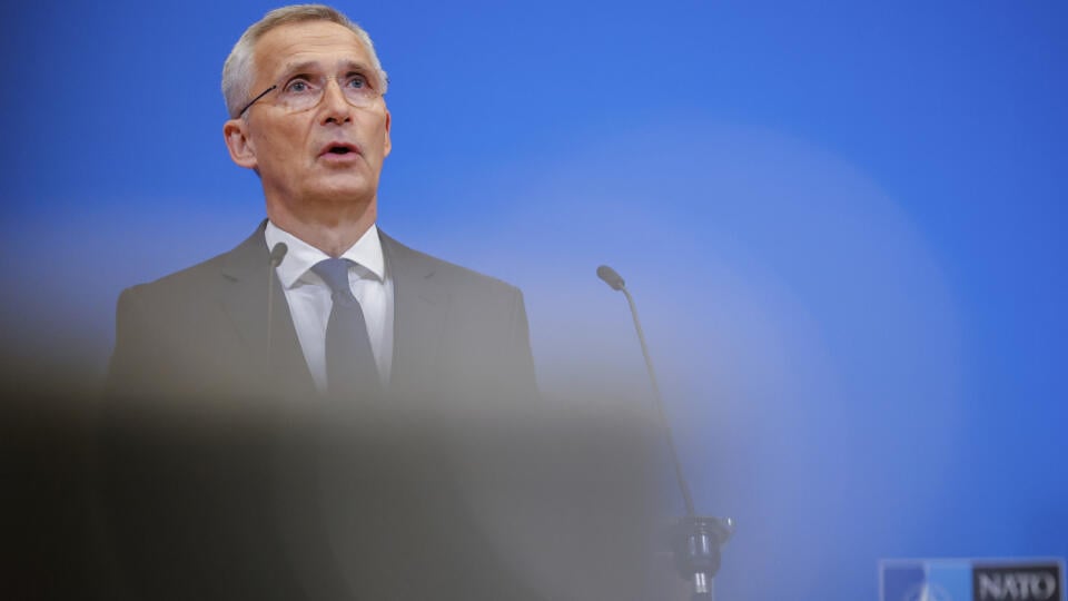 Generálny tajomník NATO Jens Stoltenberg sa prihovára počas tlačovej konferencie pred nadchádzajúcim summitom NATO v Madride 27. júna 2022 v Bruseli. Hlavy štátov krajín NATO sa stretnú na summite, ktorý začína v utorok 28. júna 2022. FOTO TASR/AP