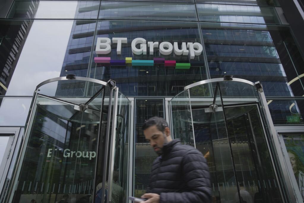 KK9 Londýn - Muž kráča okolo sídla britskej telekomunikačnej spoločnosti BT Group v Londýne 18. mája 2023. Britský telekomunikačný operátor BT Group chce výrazne zredukovať personálne náklady. Spoločnosť vo štvrtok oznámila, že počet zamestnancov a zmluvných partnerov sa má do finančného roka končiaceho sa v marci 2030 znížiť zo súčasných 130.000 na 75.000 až 90.000. FOTO TASR/AP
A man walks in front of the BT headquarters, in London, Thursday, May 18, 2023. U.K. telecom company BT Group said Th