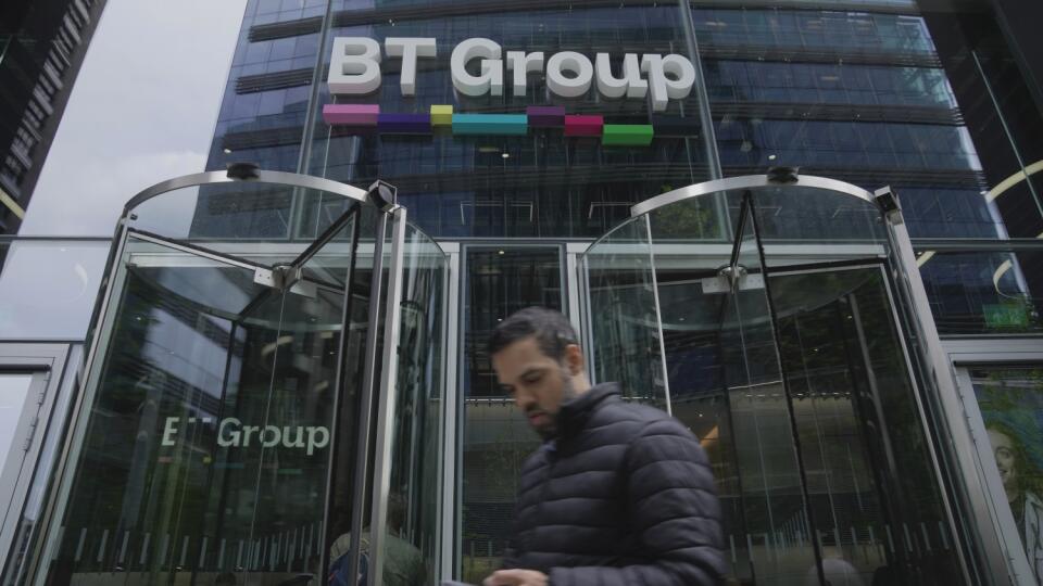 KK9 Londýn - Muž kráča okolo sídla britskej telekomunikačnej spoločnosti BT Group v Londýne 18. mája 2023. Britský telekomunikačný operátor BT Group chce výrazne zredukovať personálne náklady. Spoločnosť vo štvrtok oznámila, že počet zamestnancov a zmluvných partnerov sa má do finančného roka končiaceho sa v marci 2030 znížiť zo súčasných 130.000 na 75.000 až 90.000. FOTO TASR/AP
A man walks in front of the BT headquarters, in London, Thursday, May 18, 2023. U.K. telecom company BT Group said Th