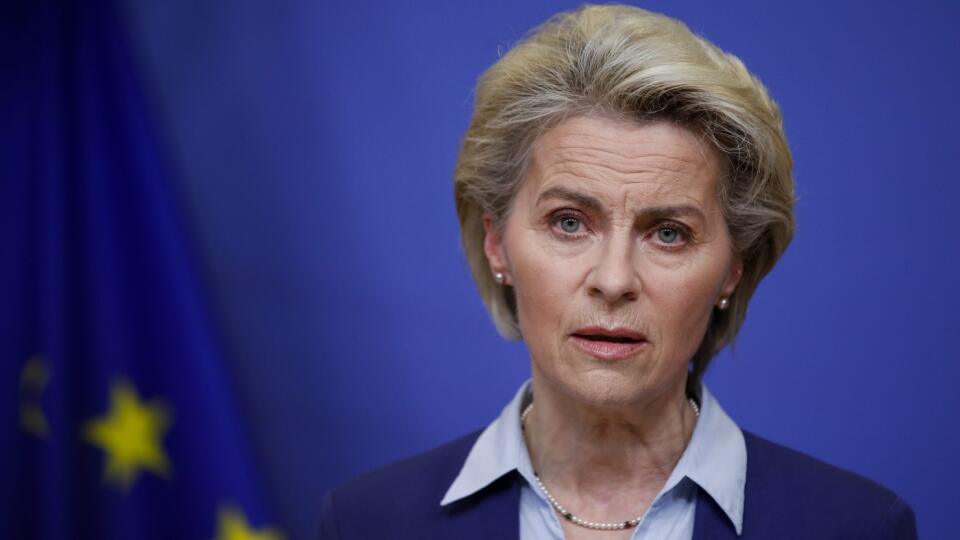 KK31 Brusel - Šéfka Európskej komisie Ursula von der Leyenová počas vyhlásenia o Ukrajine 22. februára 2022 v Bruseli. Členské štáty Európskej únie sa v utorok jednomyseľne zhodli na prijatí sankčného balíka voči Rusku v súvislosti s krízou okolo Ukrajiny. EÚ novými sankciami voči Rusku reaguje na uznanie Doneckej a Luhanskej ľudovej republiky (DĽR a LĽR) za nezávislé štáty zo strany Moskvy. FOTO TASR/AP
European Commission President Ursula von der Leyen delivers a statement on Ukraine at EU he