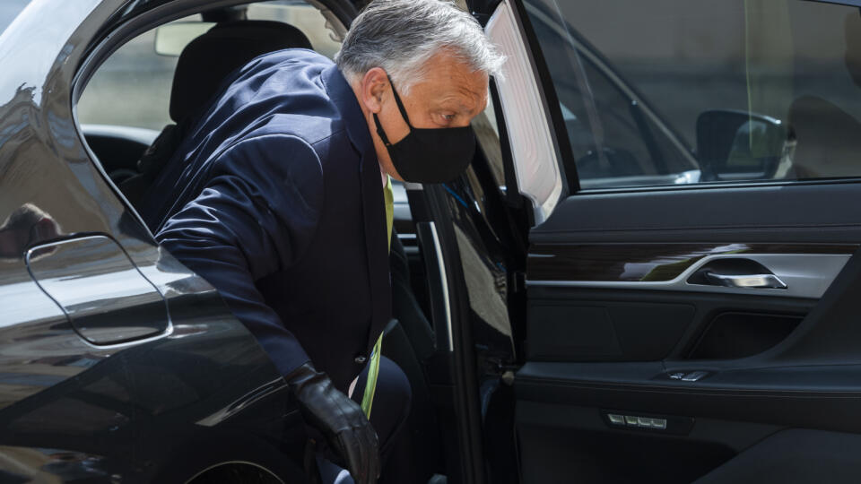 Na snímke predseda vlády Maďarskej republiky Viktor Orbán prichádza na stretnutie premiérov krajín Vyšehradskej štvorky (V4) na zámku Lednice v Českej republike 11. júna 2020. FOTO TASR - Jaroslav Novák