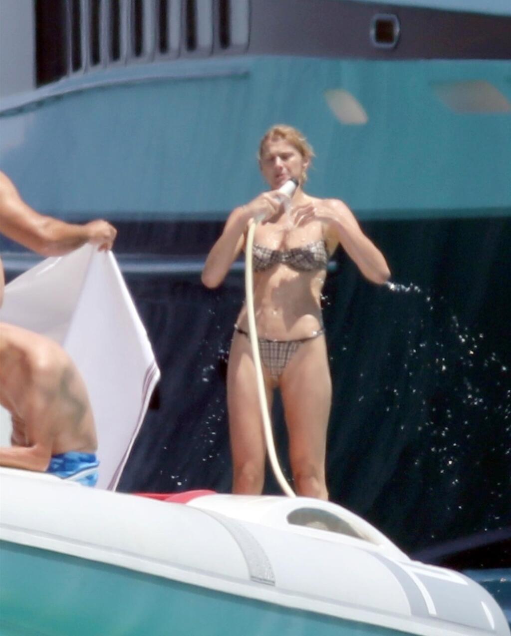 Celina Locksová si na rozdiel od partnera udržiava štíhlu postavu.