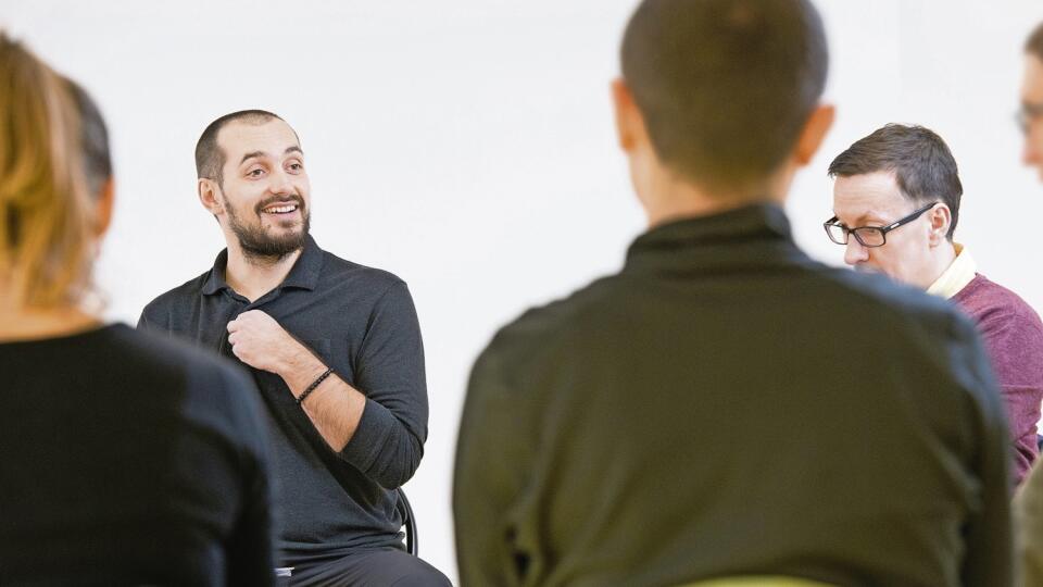 Autor metódy redukcie stresu, ho prirovnal k rozbúrenému moru. More neutíšite, ale môžete sa na ňom naučiť surfovať.