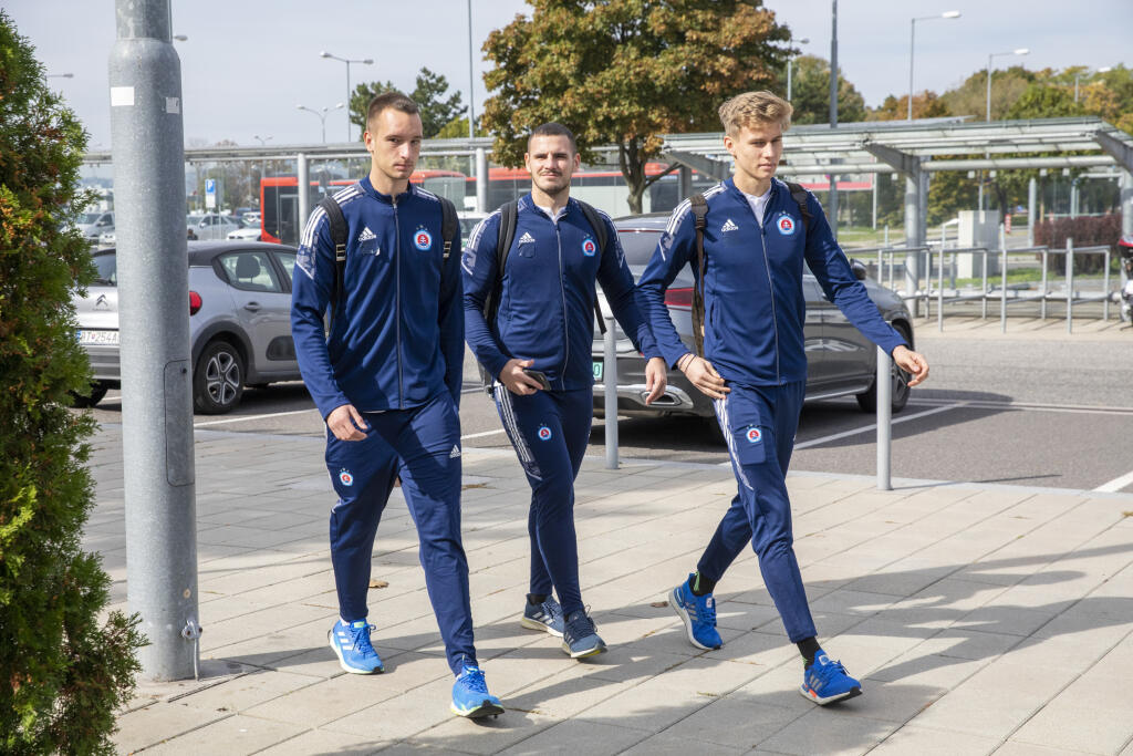 Po výmene takmer celého vedenia klubu mnohí očakávali, že novici v štruktúrach Slovana Bratislava ako Róbert Vittek či Róbert Tomaschek dorazia na letisko s hráčmi. To sa však nestalo.