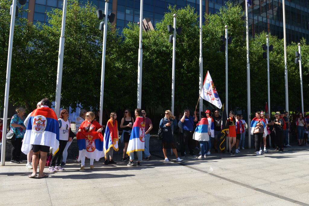Ľudia v srbských vlajkách čakali na rozhodnutie pred súdom v Melbourne.