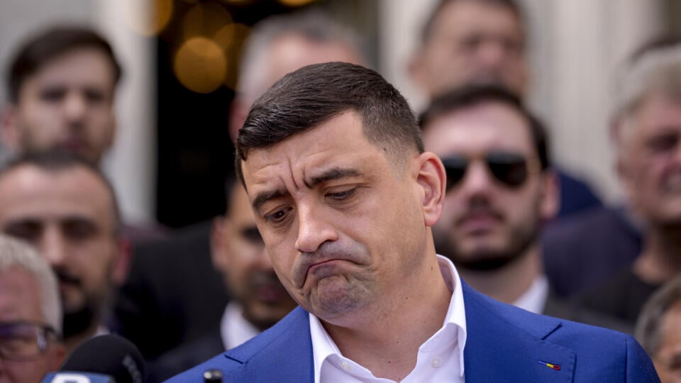 WA 72 Bukurešť - Prezidentský kandidát krajne pravicovej Aliancie za zjednotenie Rumunov (AUR) George Simion odpovedá na otázky zahraničných novinárov v Bukurešti počas 2. kola opakovaných prezidentských volieb v Rumunsku v nedeľu 18. mája 2025. Do druhého kola postúpili líder krajne pravicovej Aliancie za zjednotenie Rumunov (AUR) George Simion a proeurópsky primátor Bukurešti Nicušor Dan, ktorý kandiduje ako nezávislý. Prezidentské voľby sa v Rumunsku opakujú po tom, ako boli výsledky volieb h