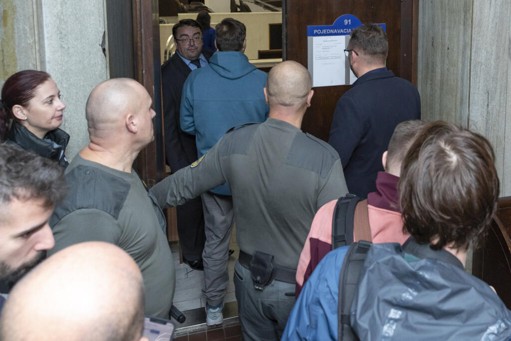 Dušan Dědeček, ktorých spôsobil dopravnou nehodou na Zochovej ulici v Bratislave smrť 5 ľudí sa opätovne postavil pred sú, ktorý rozhoduje o jeho vzatí do väzby.