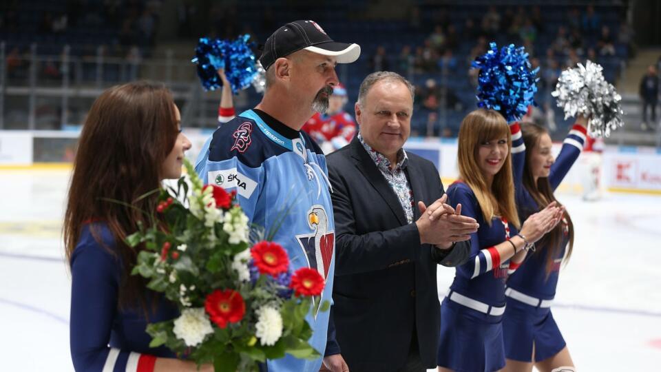 Bývalý hokejista a tréner Zdeno Cíger (50) v sobotu oslavoval päťdesiatku a vedenie belasých ho pozvalo, aby mu zagratulovalo a hodil čestné buly.