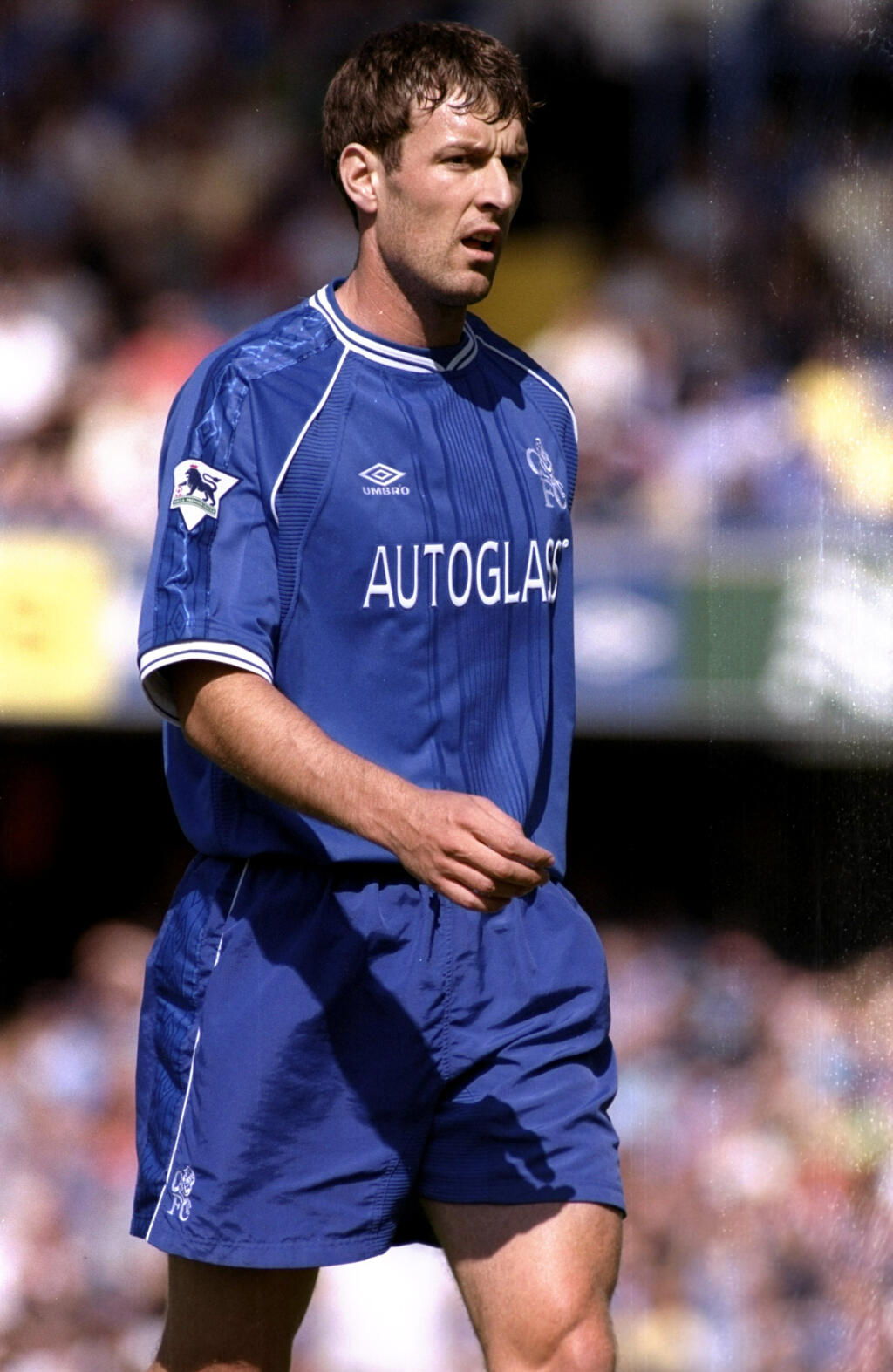 Chris Sutton, bývalý hráč anglického národného tímu a klubov ako Chelsea, Celtic, Birmingham City, mal v celku úspešnú kariéru, no tiež rád utrácal. V roku 2014 vyhlásil bankrot, po tom, čo minul 100 tisíc libier na stávkový podvod so zahraničnou menou.