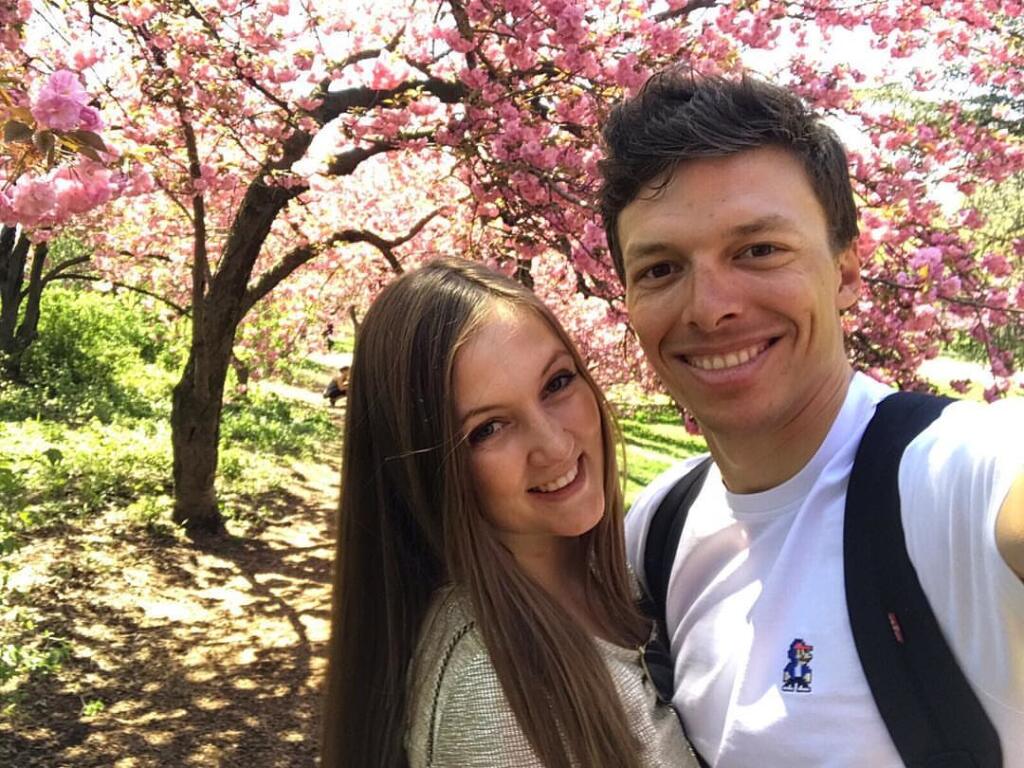 Jazdec AG2R Oliver Vaesen randí už niekoľko rokov s brunetkou Dorou.
