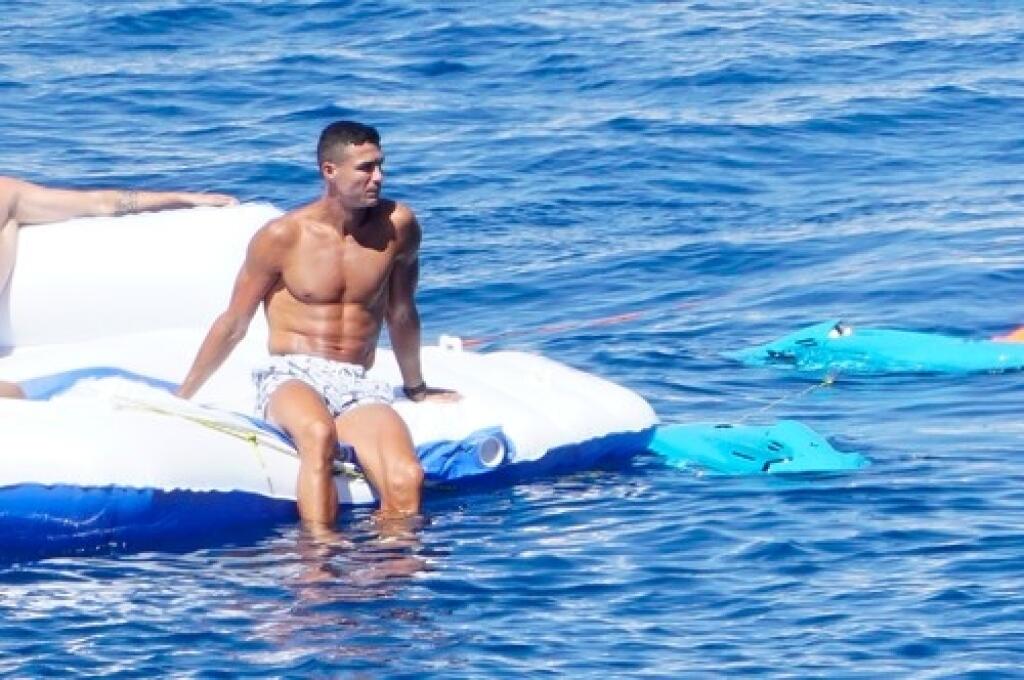 Cristiano si to z jachty namieril na nafukovaciu loď, aby sa mohol potápať a objavovať podmorské krásy.