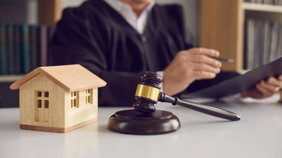 Close-up,Of,Judge's,Gavel,,Sound,Block,,And,Small,Wooden,Toy