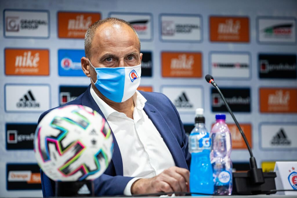 Vedenie Slovana Bratislava odvolalo trénera Darka Milaniča po nedeľňajšej prehre s Dunajskou Stredou 0:1.