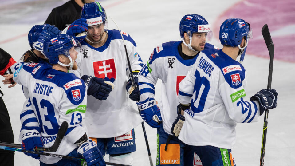 Slovenský hokejista Michal Krištof (vľavo) sa teší so spoluhráčmi po strelení gólu na 3:1 počas prípravného zápasu Slovensko - Švajčiarsko na Nemeckom pohári v Krefelde vo štvrtok 11. novembra 2021.