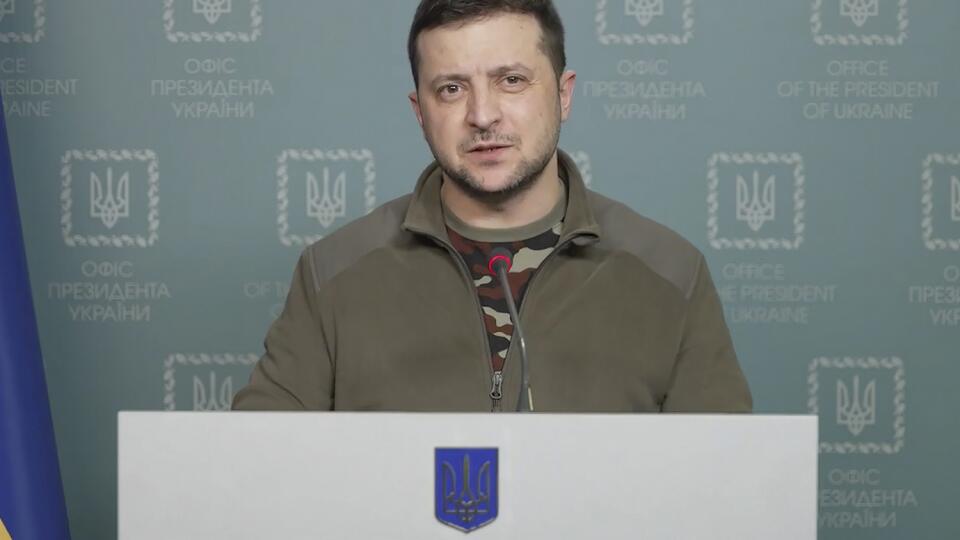 WA 8 Kyjev - Ukrajinský prezident Volodymyr Zelenskyj sa prihovára prostredníctvom videa z Kyjeva počas jedenásteho dňa ruskej invázie na Ukrajine v nedeľu 6. marca 2022. FOTO TASR/AP
In this image from video provided by the Ukrainian Presidential Press Office, Ukrainian President Volodymyr Zelenskyy speaks in Kyiv, Ukraine, Sunday, March 6, 2022. (Ukrainian Presidential Press Office via AP)