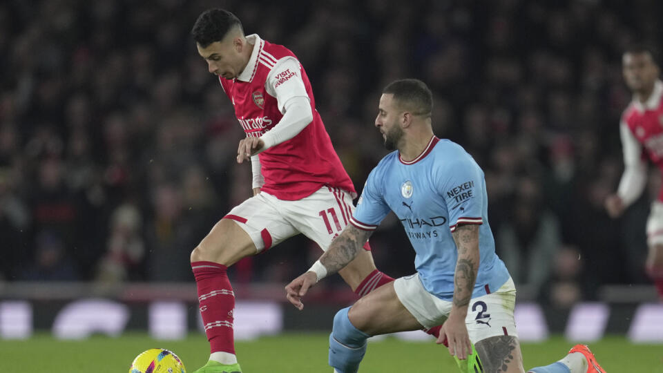 WA 55 Londýn - Futbalista Manchestru City Kyle Walker (vpravo) a hráč Arsenalu Londýn Gabriel Martinelli bojujú o loptu v dohrávke 12. kola Premier League Arsenal Londýn - Manchester City v Londýne v stredu 15. februára 2023. FOTO TASR/AP
Arsenal's Gabriel Martinelli, left, challenges for the ball with Manchester City's Kyle Walker during the English Premier League soccer match between Arsenal and Manchester City at the Emirates stadium in London, England, Wednesday, Feb.15, 2023. (AP Photo/Ki