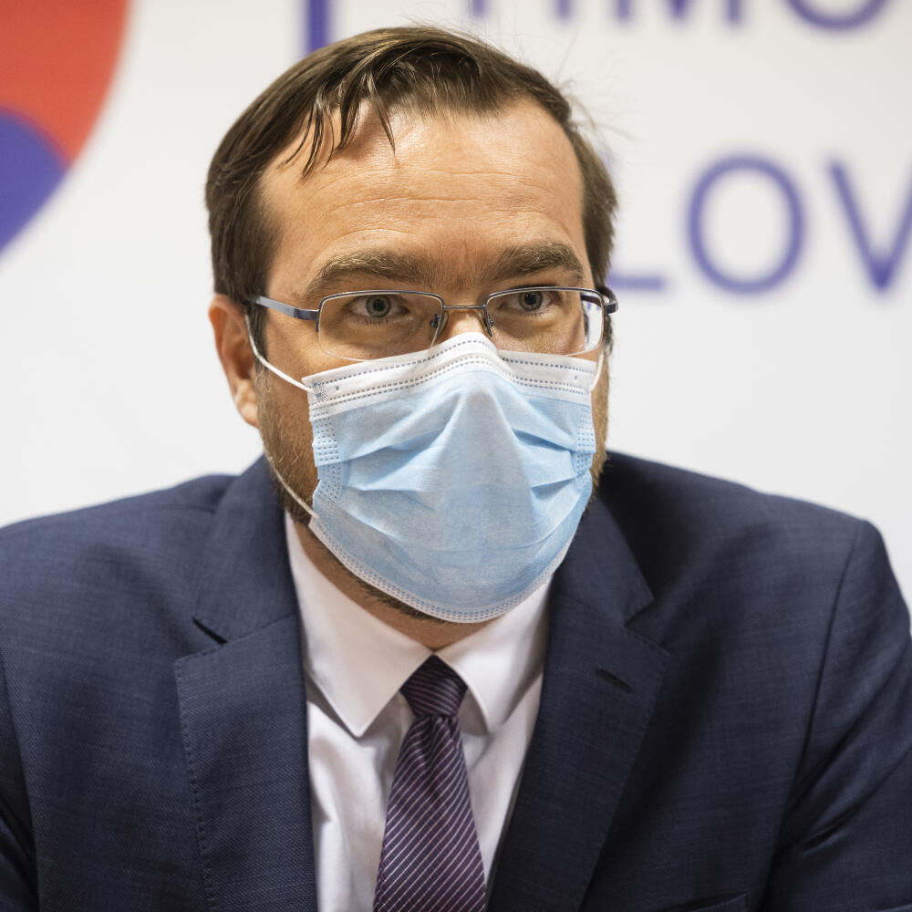 Minister zdravotníctva Marek Krajčí (OĽaNO) počas tlačového brífingu po rokovaniach na Správe štátnych hmotných rezerv.