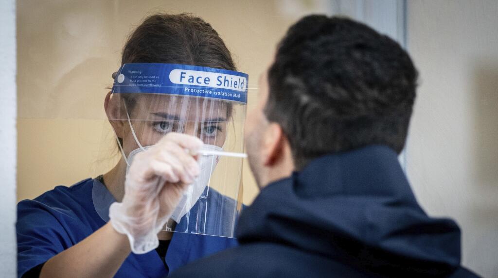 KK11 Berlín - Na snímke zdravotná pracovníčka odoberá vzorku na PCR test na ochorenie Covid-19 v Berlíne 8. októbra 2020.  Od začiatku pandémie zaznamenali v Nemecku podľa údajov RKI prinajmenšom 341.223 potvrdených prípadov nákazy novým druhom koronavírusu a 9710 súvisiacich úmrtí, z ktorých 33 pribudlo za posledný deň. Z nákazy sa tam dosiaľ vyliečilo približne 284.600 ľudí. FOTO TASR/AP
A doctor's assistant takes a smear for a PCR corona test in a medical practice in Berlin, Germany, Thursday