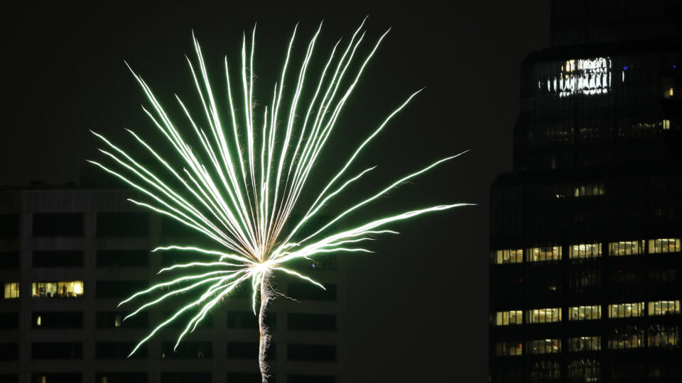 EBE 18 Kansas City - Na snímke súkromný ohňostroj v blízkosti budov v centre amerického mesta Kansas City v noci na 6. júla 2020. FOTO TASR/AP
A firework, not part of any official celebration, leaves green streaks near downtown buildings Sunday, July 5, 2020, in Kansas City, Mo. (AP Photo/Charlie Riedel)