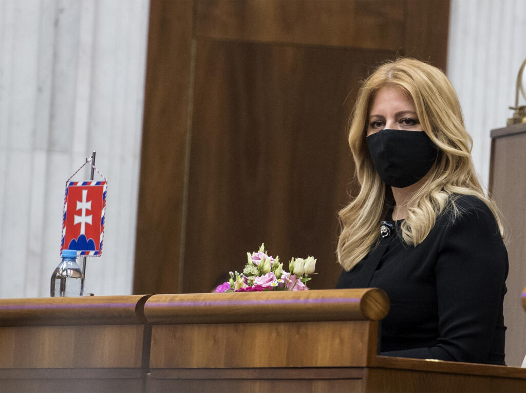 V stredu 13. mája 2020 si prezidentka SR Zuzana Čaputová prišla na zasadnutie parlamentu vypočuť správu o činnosti verejného ochrancu práv za minulý rok. Na snímke prezidentka SR Zuzana Čaputová počúva verejnú ochrankyňu práv Máriu Patakyovú (nie je na snímke), ktorá vystúpila v sále parlamentu, aby informovala o činnosti verejného ochrancu práv za rok 2019. FOTO TASR - Martin Baumann