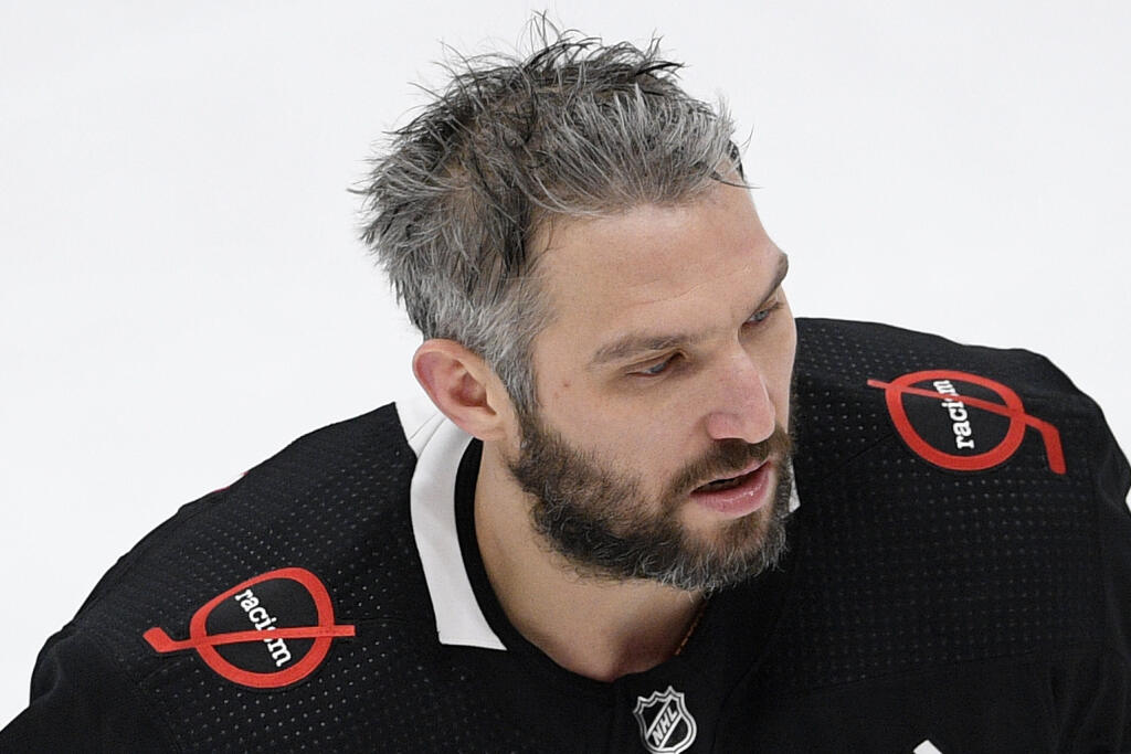 WA 6 Washington - Hokejista Washingtonu Capitals Alex Ovečkin sa rozcvičuje s dresom s logom Hráči proti nenávisti a rasizmu pred začiatkom zápasu zámorskej hokejovej NHL Washington Capitals - Pittsburg Penguins vo Washingtone 25. februára 2021. FOTO TASR/AP
Washington Capitals left wing Alex Ovechkin (8), of Russia, wears a warmup jersey with a Players Against Hate end racism shoulder patch as he warms up before an NHL hockey game against the Pittsburgh Penguins, Thursday, Feb. 25, 2021, in