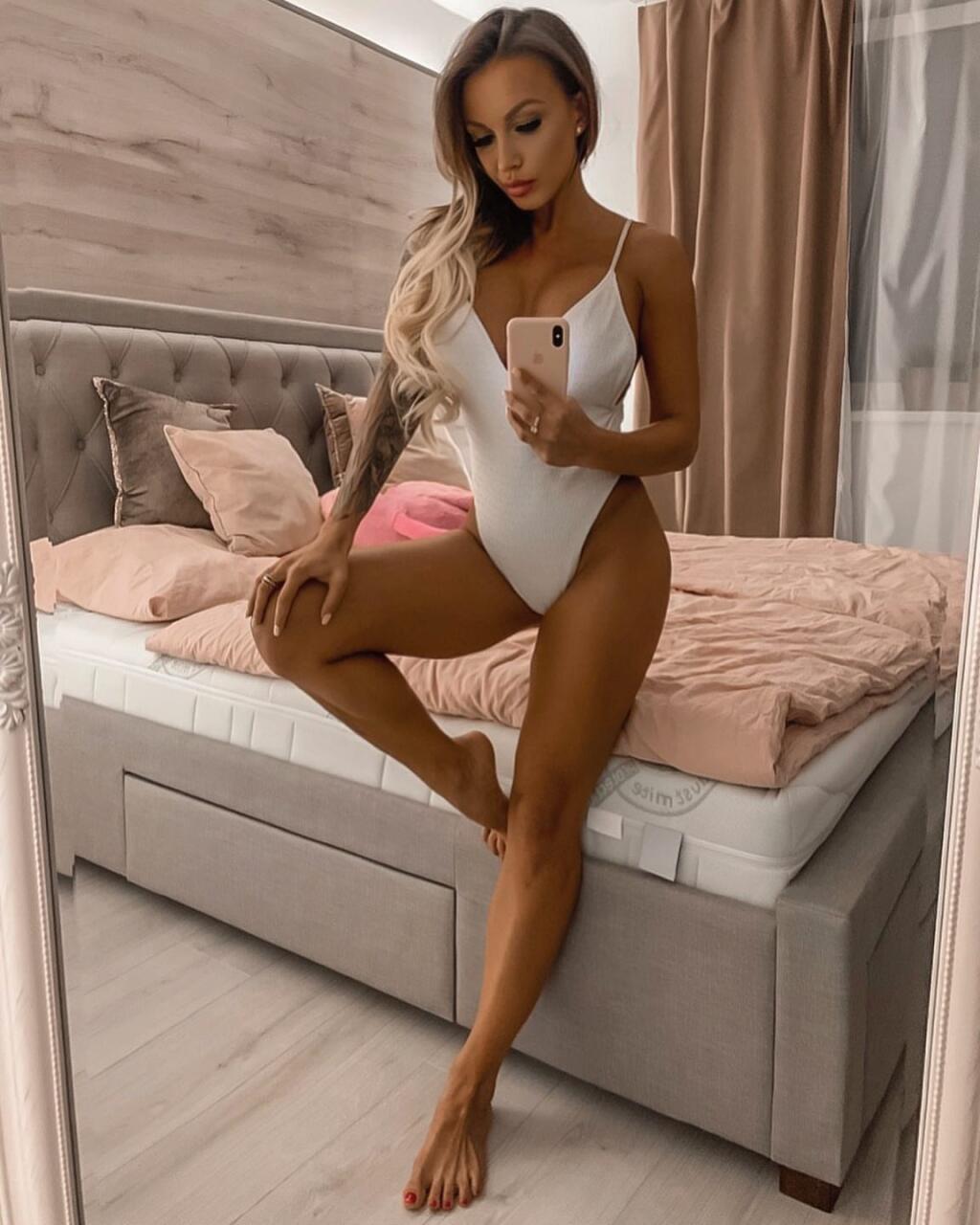 Monika nás neustále púšťala do ich luxusného domova. Prehliadku ale sprevádzali sexi fotky, kvôli čomu sme si mnohokrát pozadie ani nevšimli. Určite ale rodinka bývala vo veľmi fotogenickom prostredí.