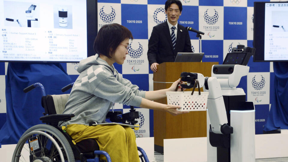 Japan tech. Робот волонтер. Японские разработчики игр. Робот волонтер кормления. Японская разработчица взорвала зал.
