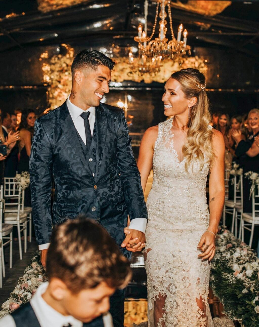 Počas Vianoc sa zišla futbalová smotánka na príjemnej akcii: útočník Barcelony Luis Suarez si s manželkou Sofiou obnovili manželské sľuby a pri tejto príležitosti zorganizovali párty pre svojich kamarátov.