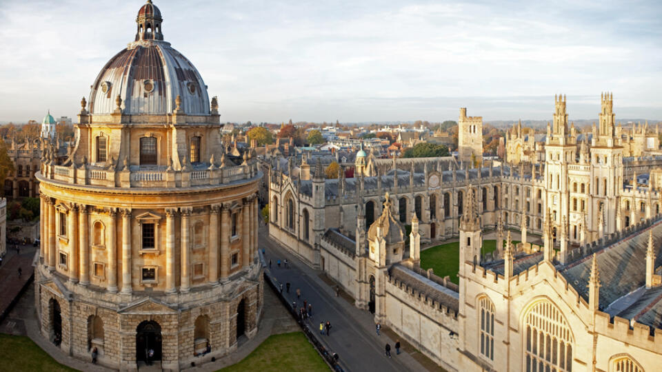 Oxfordská univerzita je staršia než Aztécka ríša.