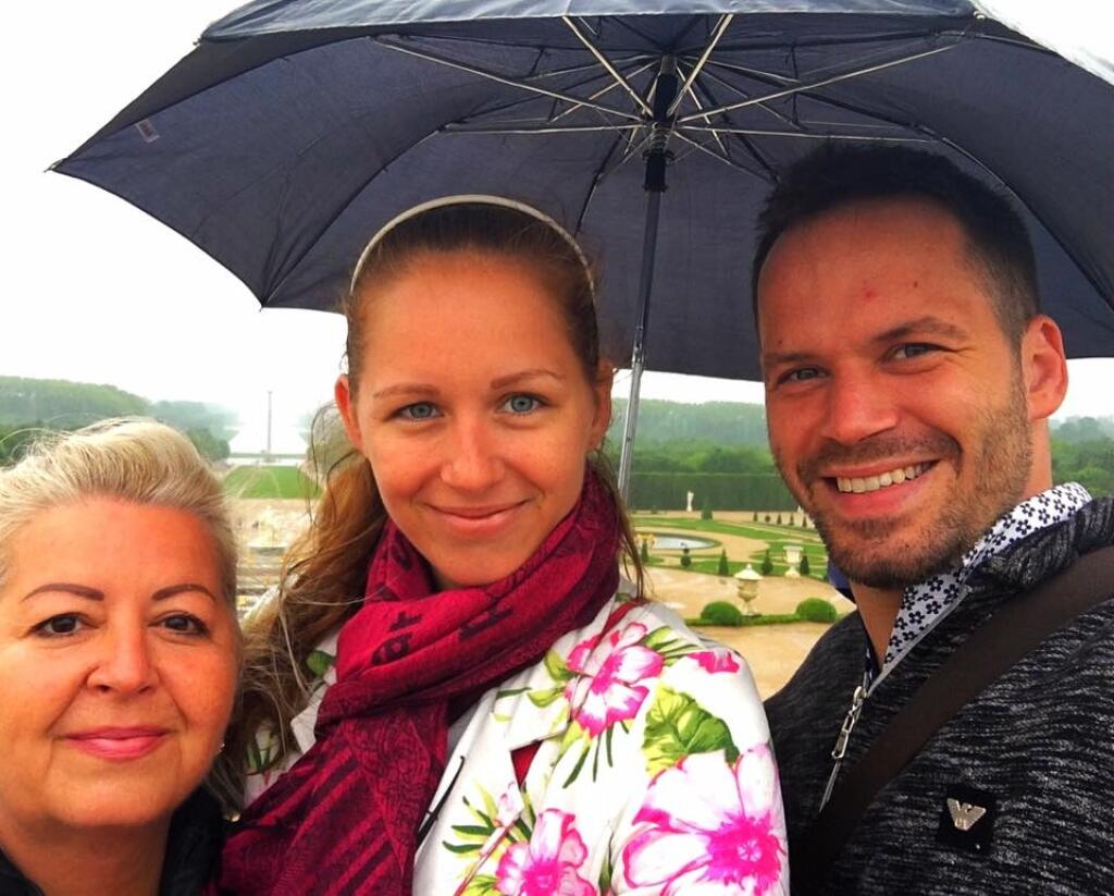 Po smrti otca a exmanžela v roku 1998 prežívali žiaľ spoločne - zľava mama Alexandra, dcéra Saša a syn Dušan.