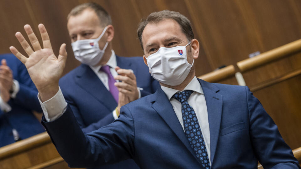 Na snímke v popredí predseda vlády SR Igor Matovič (OĽaNO) a v pozadí predseda NR SR Boris Kollár (Sme rodina) po schválení programového vyhlásenia vlády na 6. rokovaní NR SR v Bratislave 30. apríla 2020. FOTO TASR - Jaroslav Novák