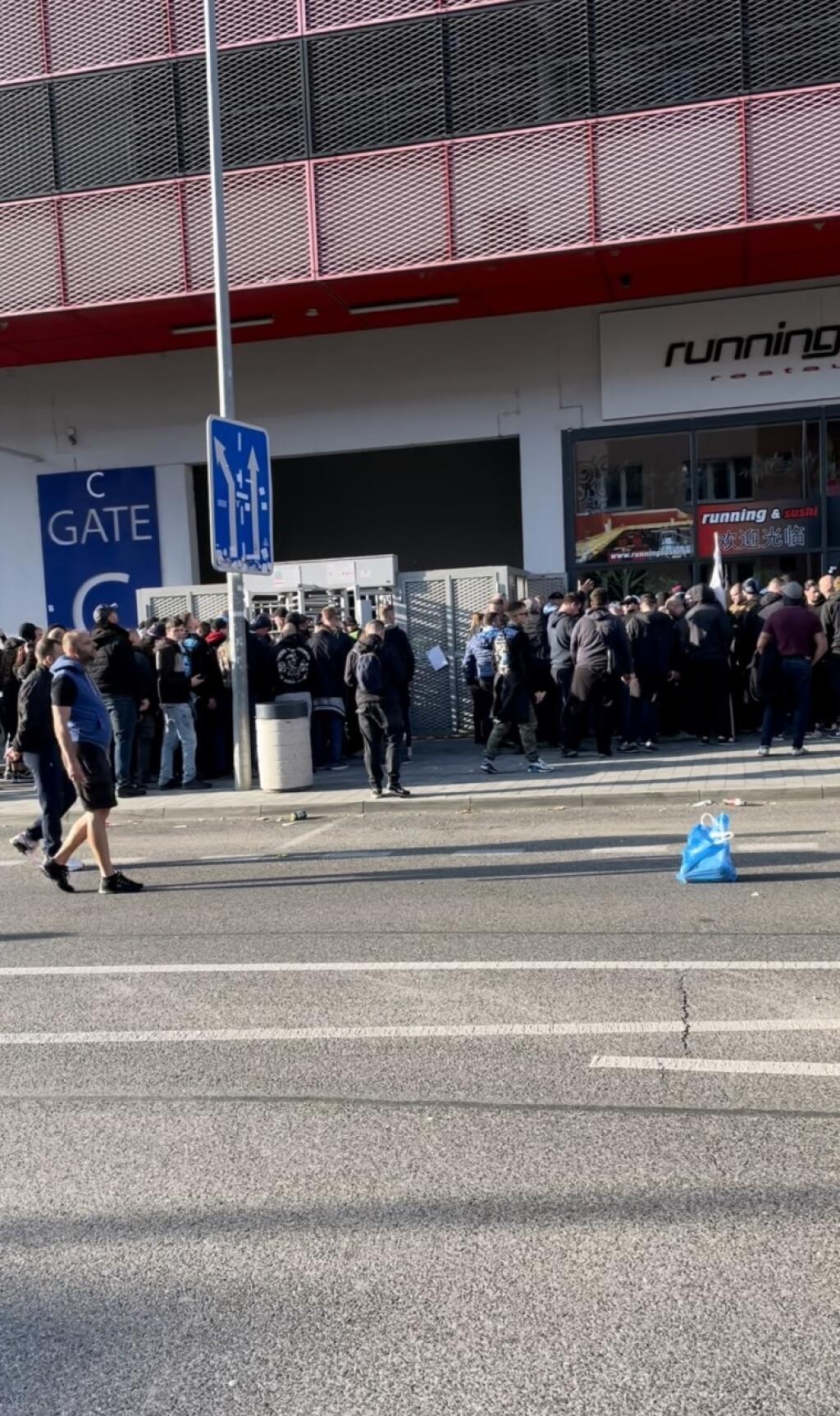 Vyčíňanie výtržníkov ukončil až zásah polície.