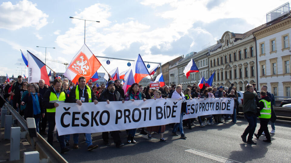 Na snímke pochod Prahou organizovaný v rámci protivládnej demonštrácie Česko proti biede. Praha, 16. apríla 2023. FOTO TASR - Barbora Vizváryová