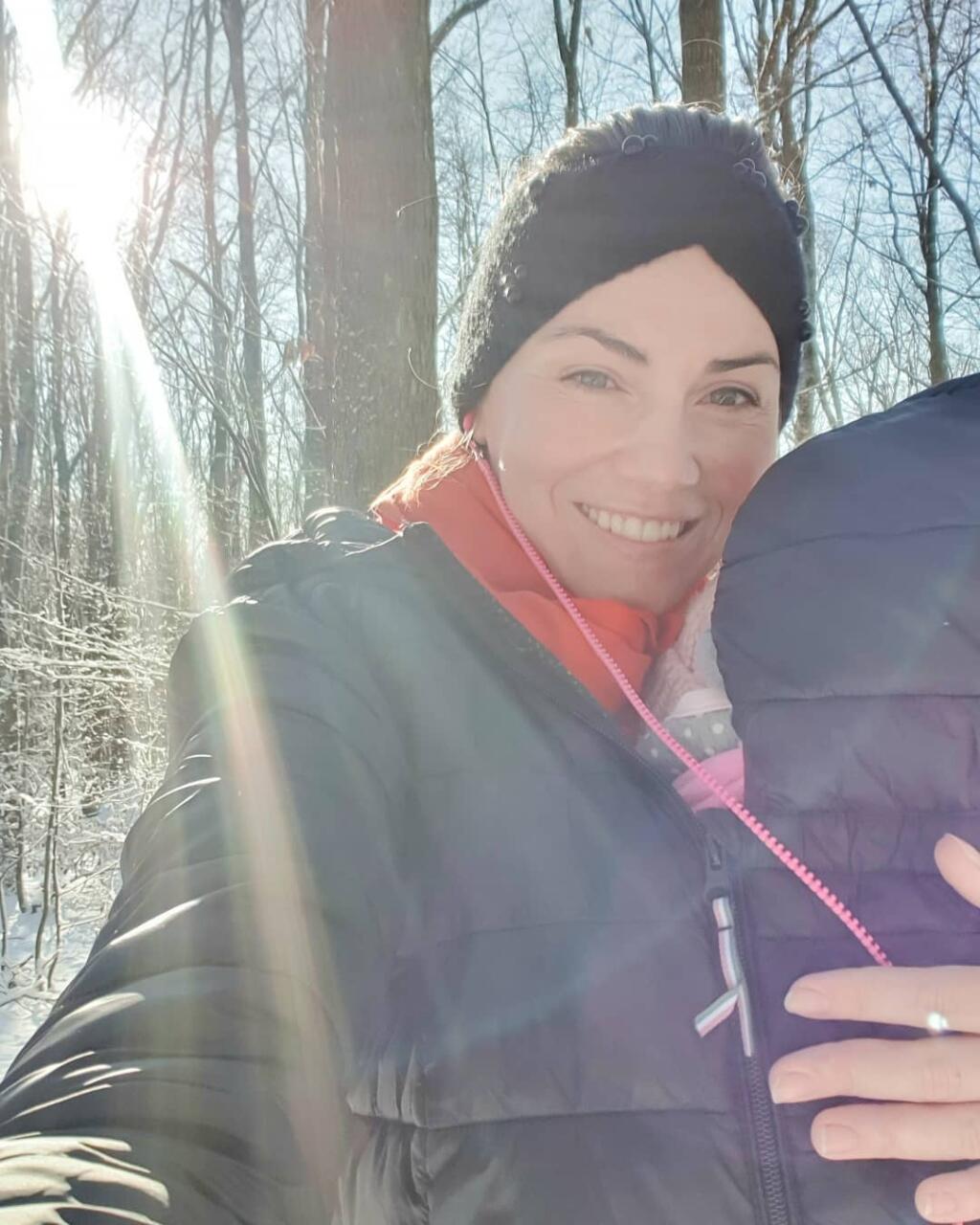 Erika Kandráčová na prechádzke s dcérkou Máriou