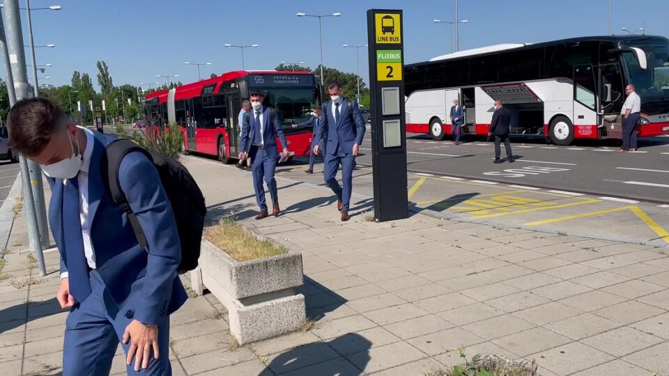 Slovenskí futbalisti odleteli do dejiska ME vo veľkom štýle