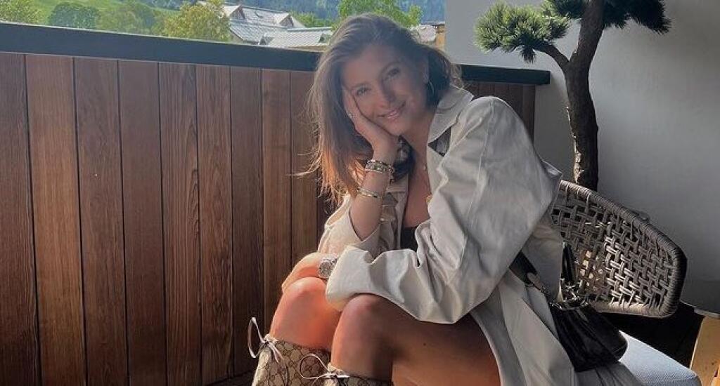 Sophia Schneiderhanová je nemecká modelka, ktorá po smrti svojho priateľa skončila v náručí jeho otca.