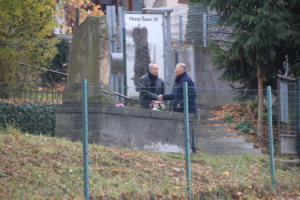 Smútiaci hostia pomaly kráčali za truhlou, ktorú tlačili páni v klobúkoch.