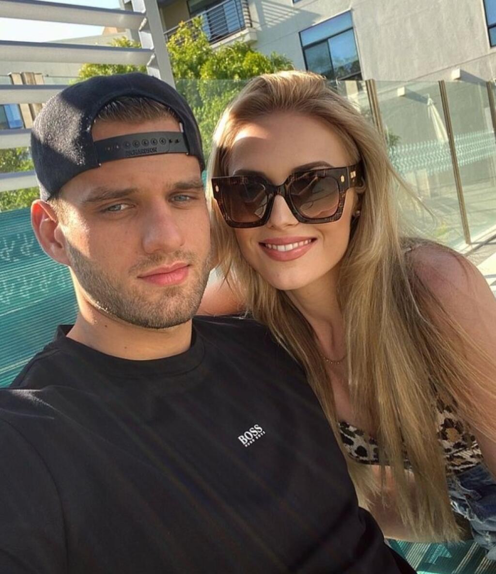 Finalistka Miss Universe si získala srdce nášho obrancu v NHL Christiána Jaroša.