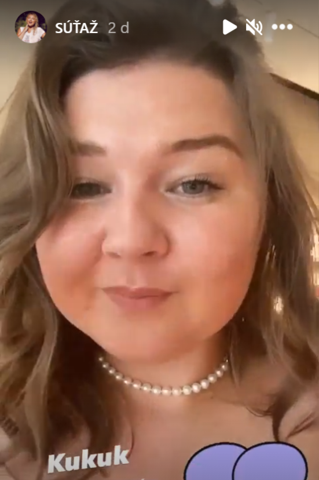 Blond vlasy vymenila Evelyn za tmavé.