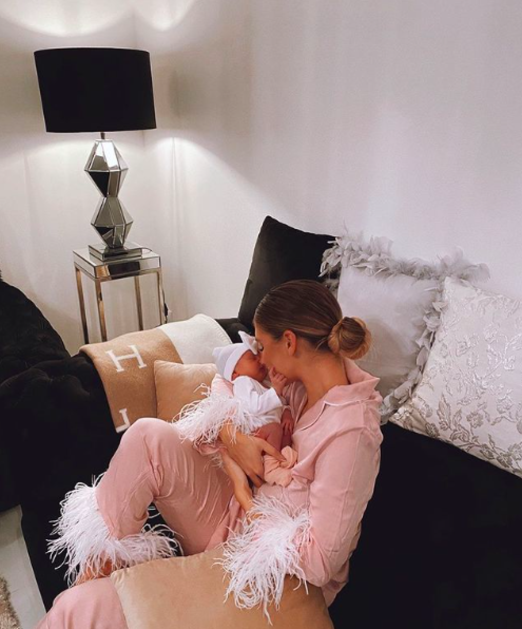 Krásna Hrončeková sa na Instagrame sa prvýkrát pochválila nadupaným kočíkom, v ktorom vozia svoju princeznú na prechádzky.