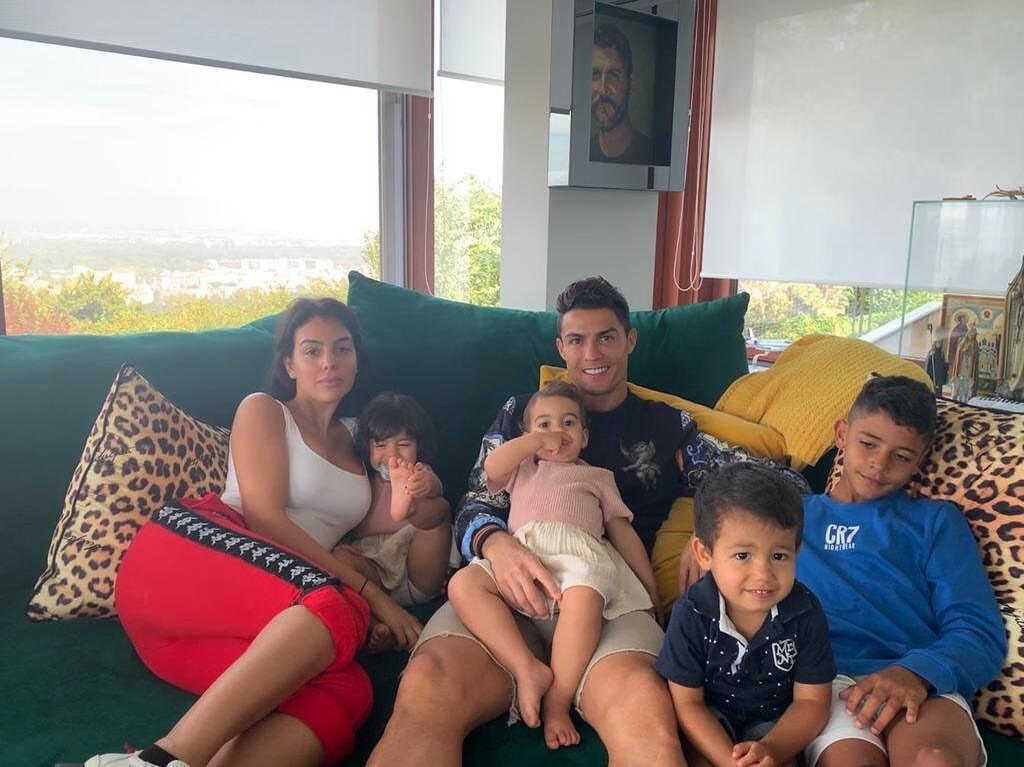 Georgina sa stará o všetky štyri deti Ronalda. Najmladšie z nich je jej vlastné.
