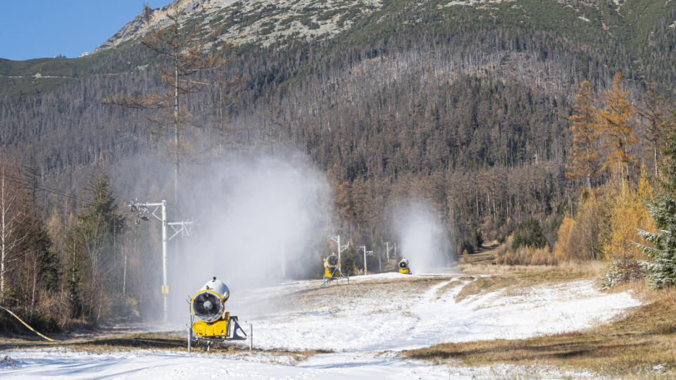 Na snímke umelé zasnežovanie v lyžiarskom stredisku Jakubkova Lúka vo Vysokých Tatrách. Starý Smokovec, 24. novembra 2020. FOTO TASR - Michal Svítok