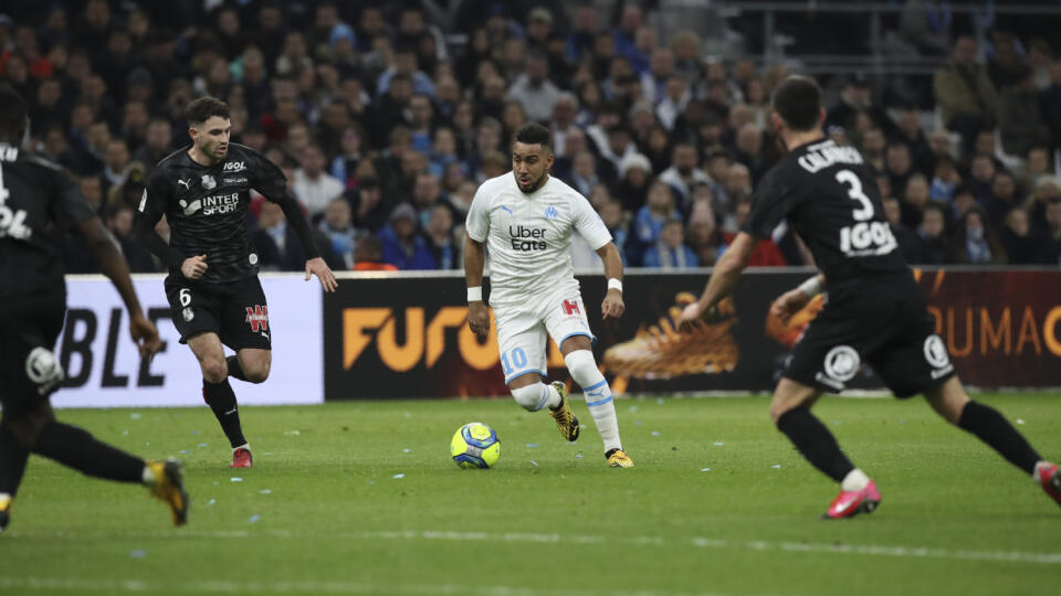 Francúzske futbalové kluby z Ligue 1 pristúpia k dočasnému pozastaveniu výkonu práce ich hráčov, realizačných tímov a zamestnancov.