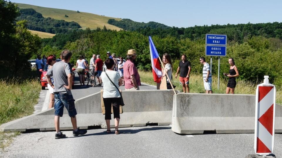 Na niekoľkých hraničných priechodoch ľudia protestovali. Na snímke uzavretý hraničný priechod Vrbovce – Velká nad Veličkou vo Vrbovciach 6. júla 2021. FOTO TASR - Róbert Fritz