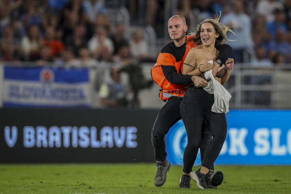 Aj na Slovensku sme zažili narušiteľku na zápase. Fanúšička Slovana Bratislava vbehla na trávnik počas zápasu Európskej ligy medzi Slovanom Bratislava a gréckym klubom PAOK-om.
