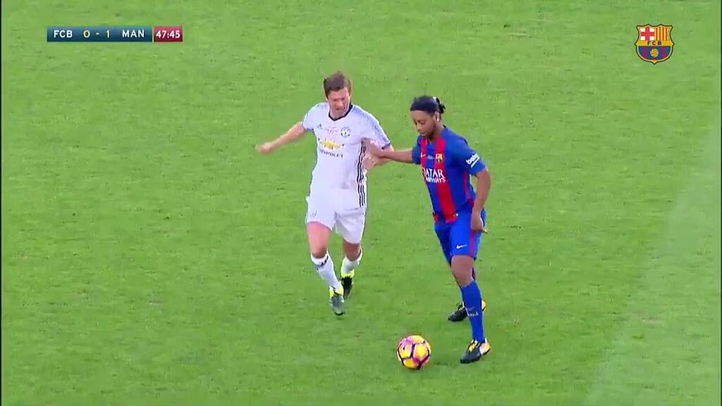 Guardiola ich od seba oddelil. Messi sa opäť stretol s Ronaldinho