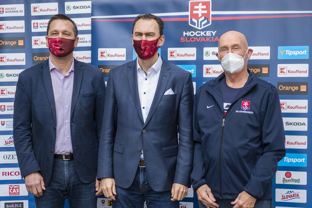 Oto Haščák, Miroslav Šatan, Craig Ramsay.