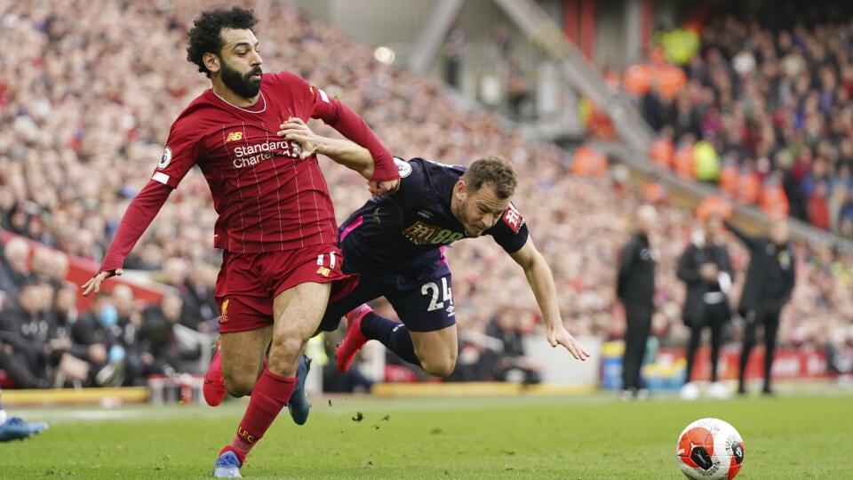 MIK 28 Liverpool - Hráč Liverpoolu Mohamed Salah (vľavo), vpravo je Ryan Fraser z Bournemouthu v súboji o loptu počas zápasu anglickej futbalovej Premier League Liverpool - Bournemouth na Anfield štadióne v anglickom Liverpoole 7. marca 2020. 

Liverpool's Mohamed Salah, left, challenges for the ball with Bournemouth's Ryan Fraser during the English Premier League soccer match between Liverpool and Bournemouth at Anfield stadium in Liverpool, England, Saturday, March 7, 2020. (AP Photo/Jon Super