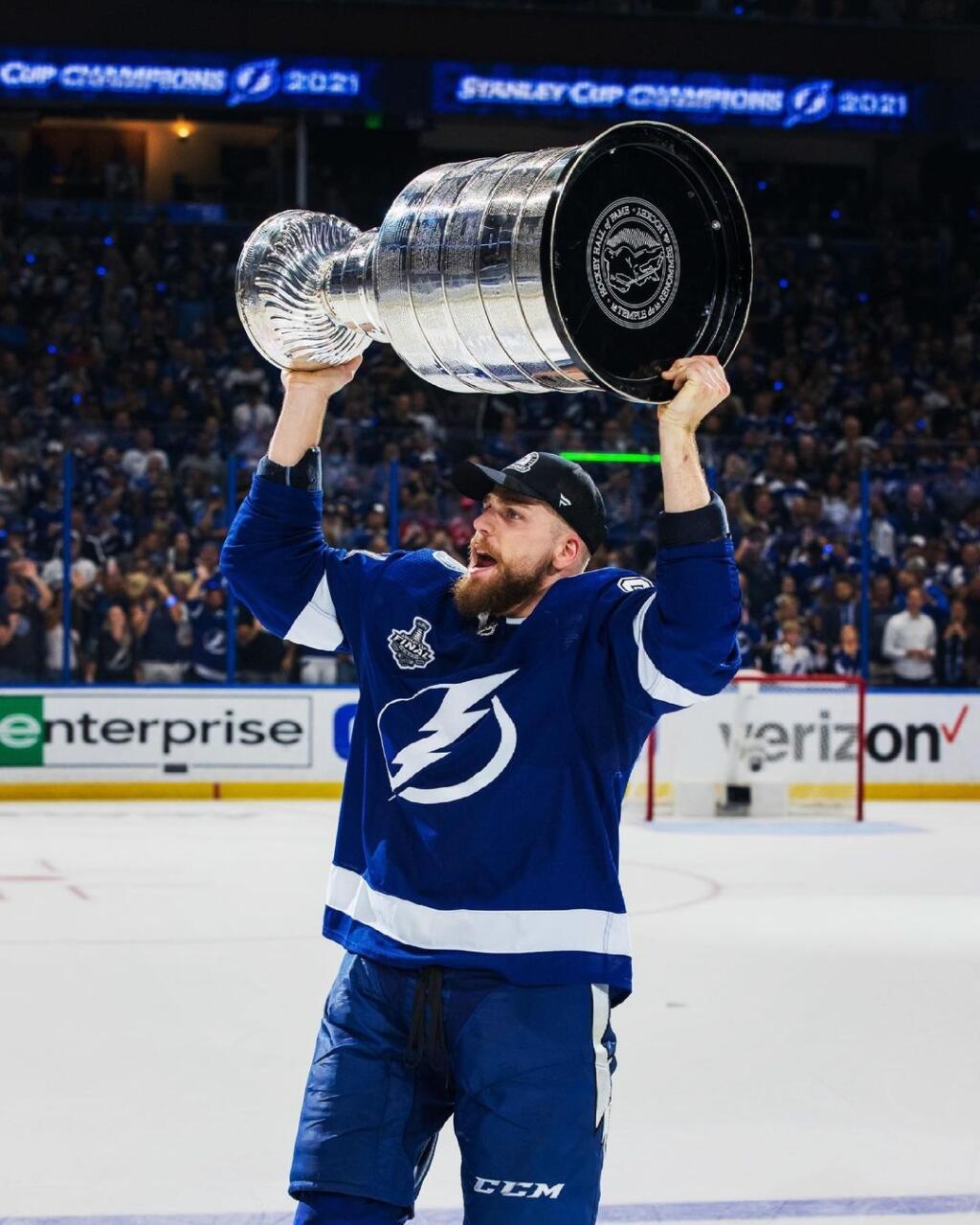 Erik Černák (Tampa Bay Lightning) - 2 950 000 dolárov